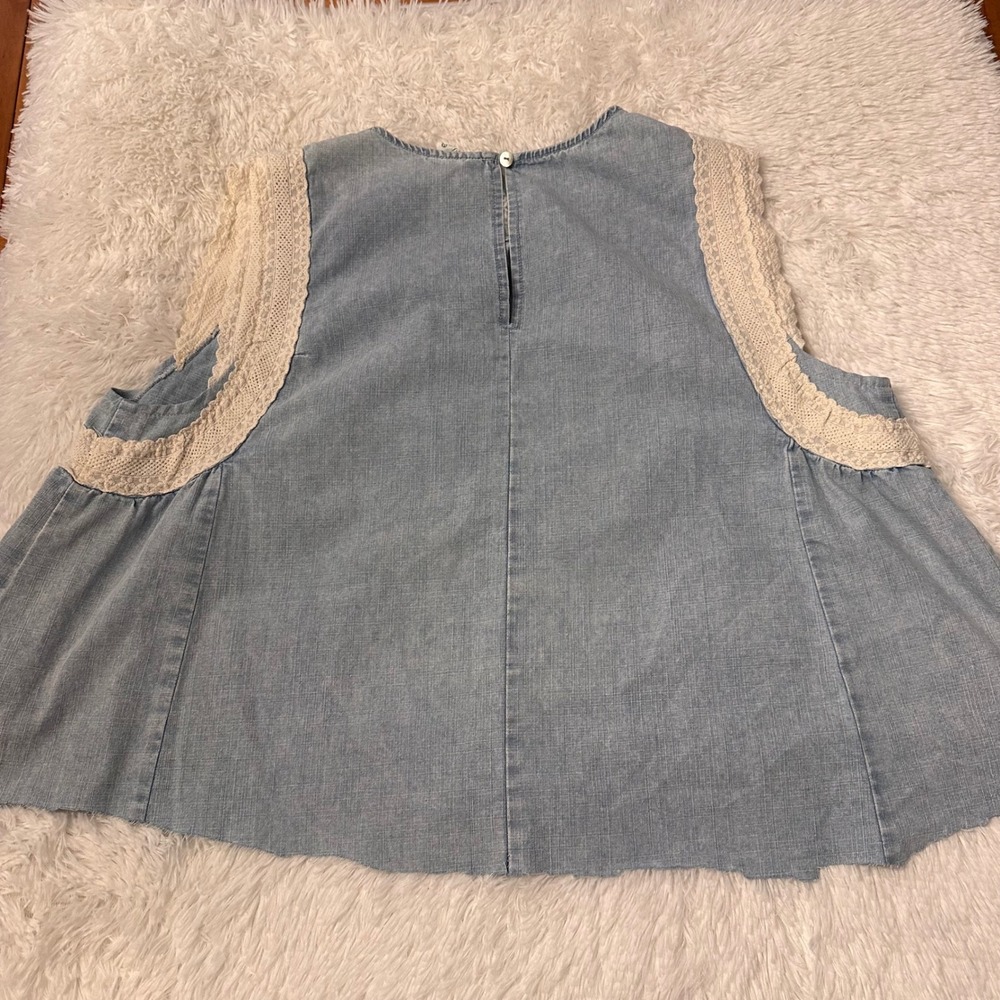 New IN Womens Blue Chambray Crochet Lace Trim Sleeveless Tank Top Medium - Picture 5 of 9